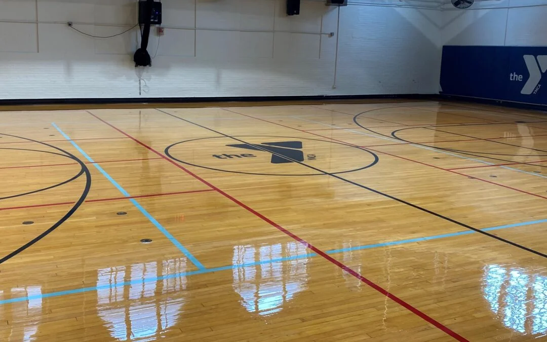 Huiler, vitrifier ou cirer un parquet : le guide complet 2025